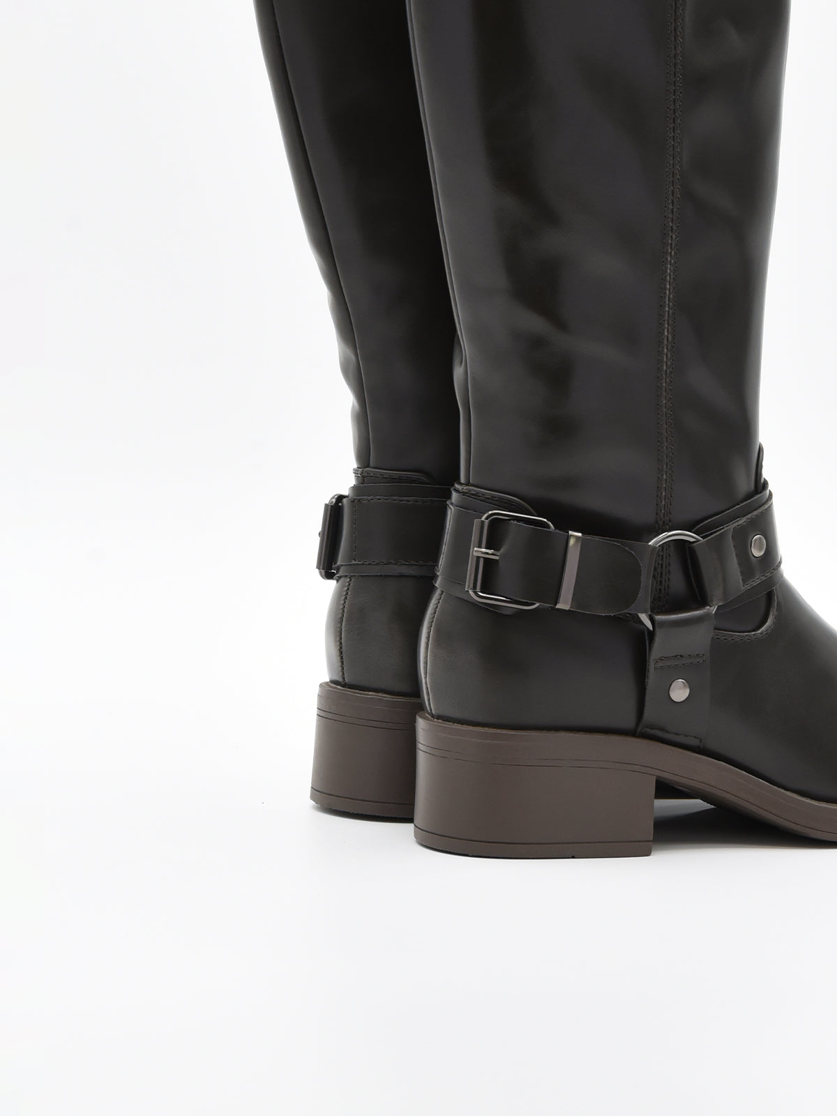 Bota alta negra estilo biker con hebillas metálicas