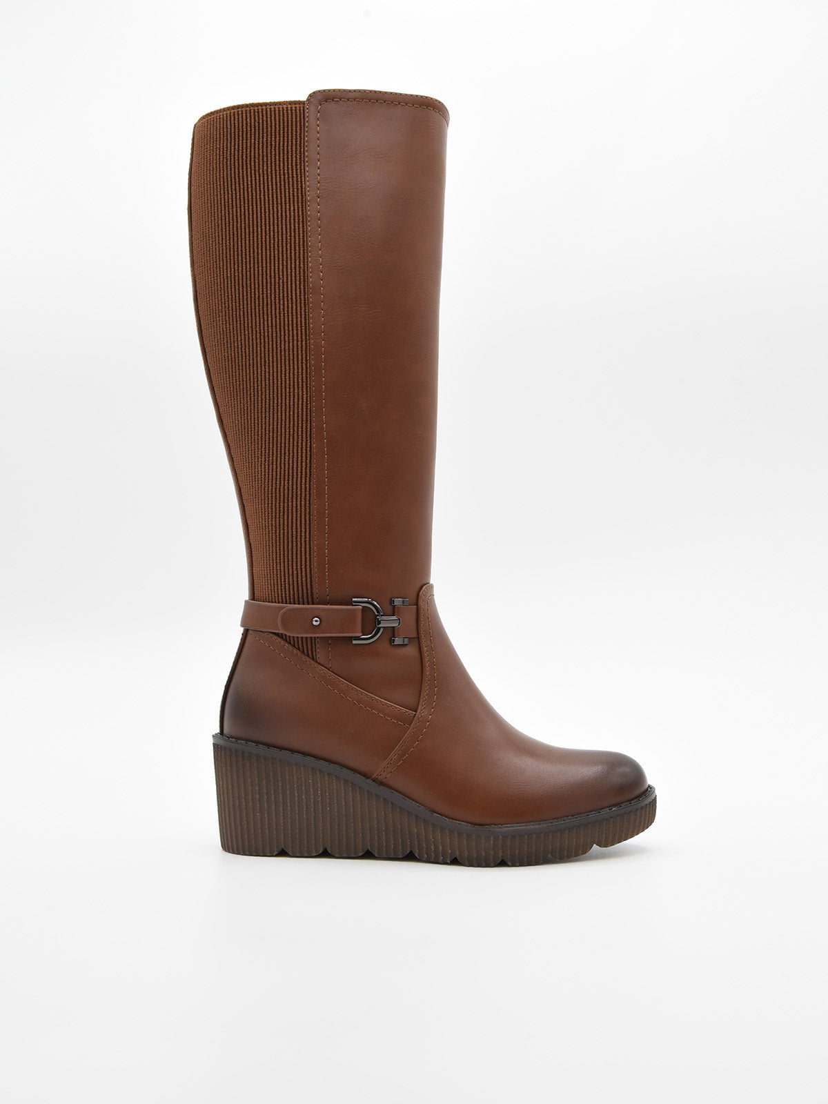 Bota alta camel con cuña media, hebilla lateral metálica y parte trasera elástica.
