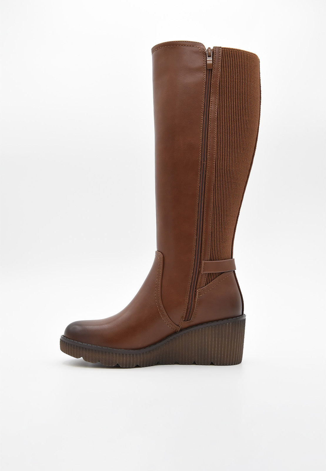 Bota alta camel con cuña media, hebilla lateral metálica y parte trasera elástica.