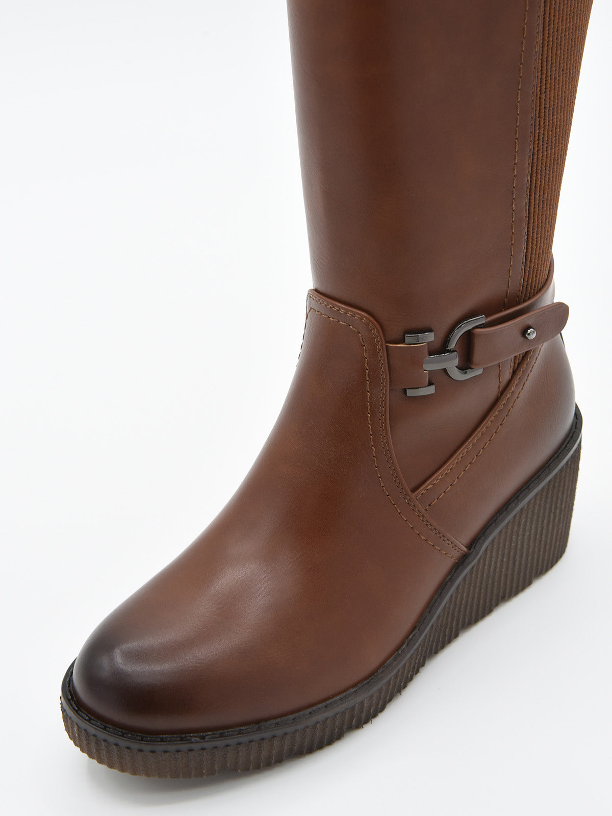 Bota alta camel con cuña media, hebilla lateral metálica y parte trasera elástica.