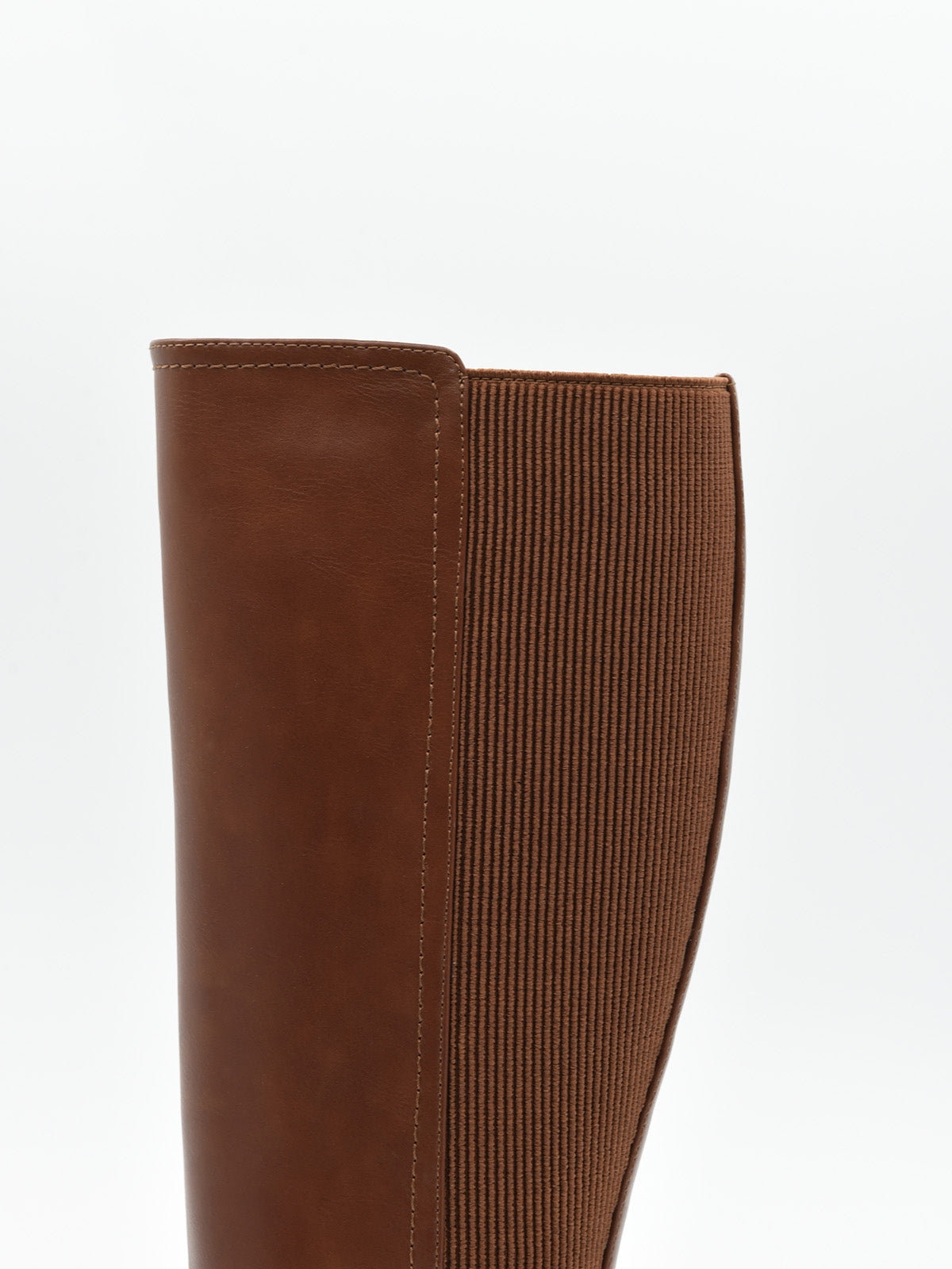 Bota alta camel con cuña media, hebilla lateral metálica y parte trasera elástica.