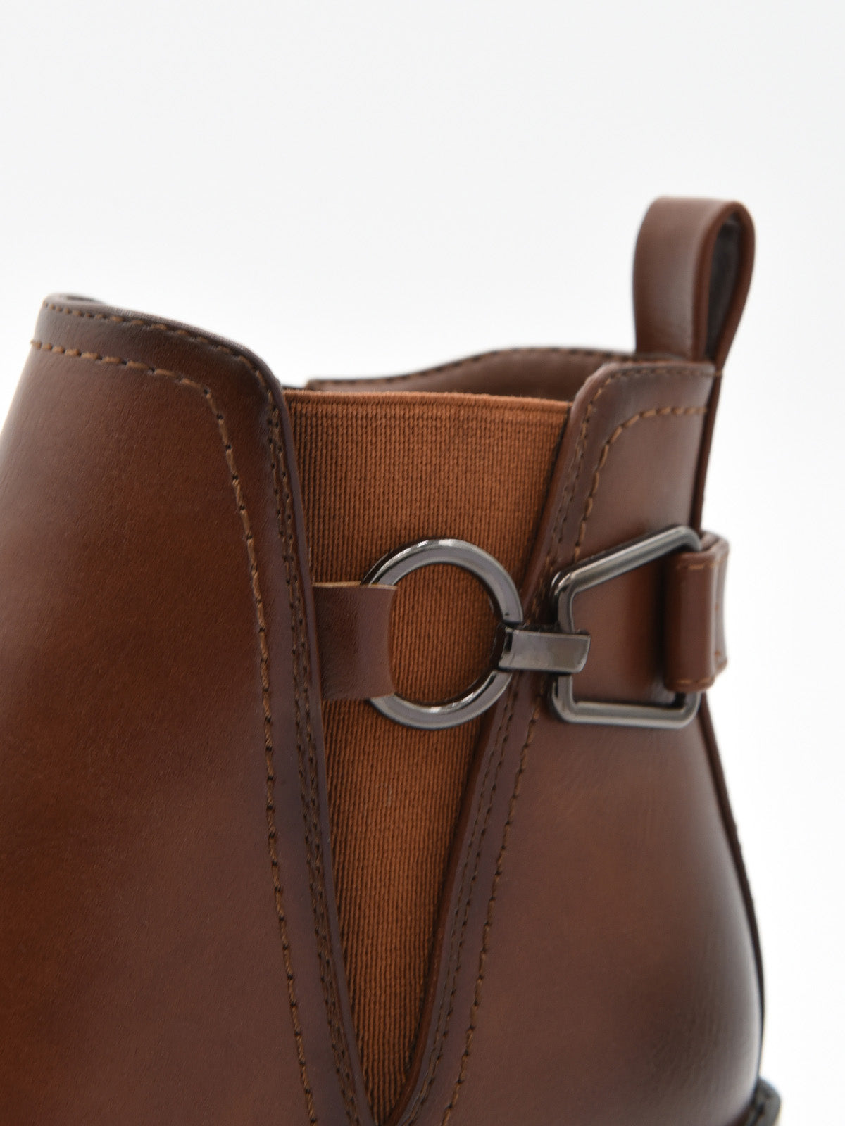 Botín camel con cuña media, hebilla lateral metálica y suela estriada.