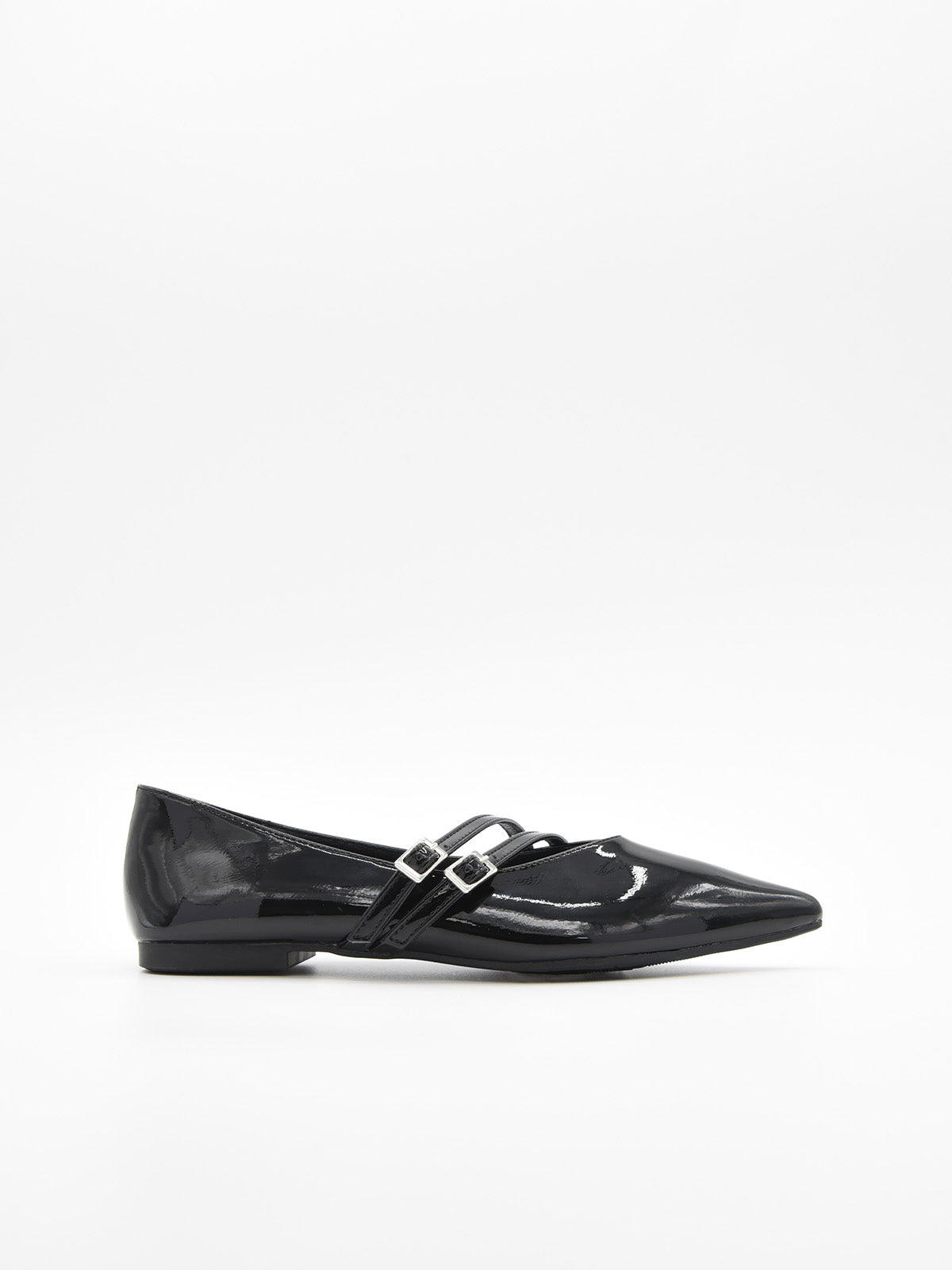 Bailarinas negras para mujer con punta fina y correa ajustable. Calzado cómodo y elegante para diario y eventos especiales. Excelente calidad y comodidad a precio atractivo.
