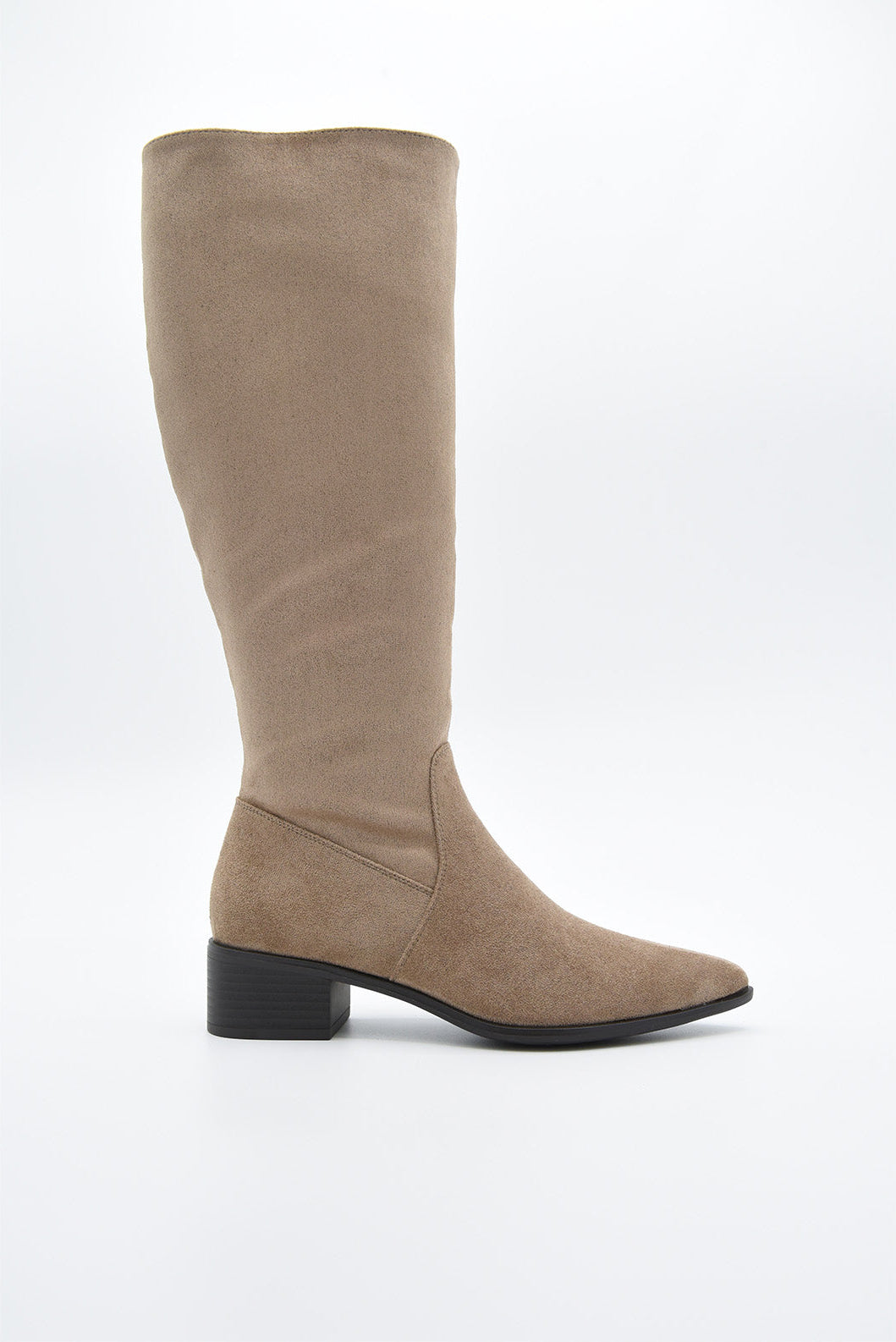 Bota alta de serraje taupe con tacón bajo cuadrado.