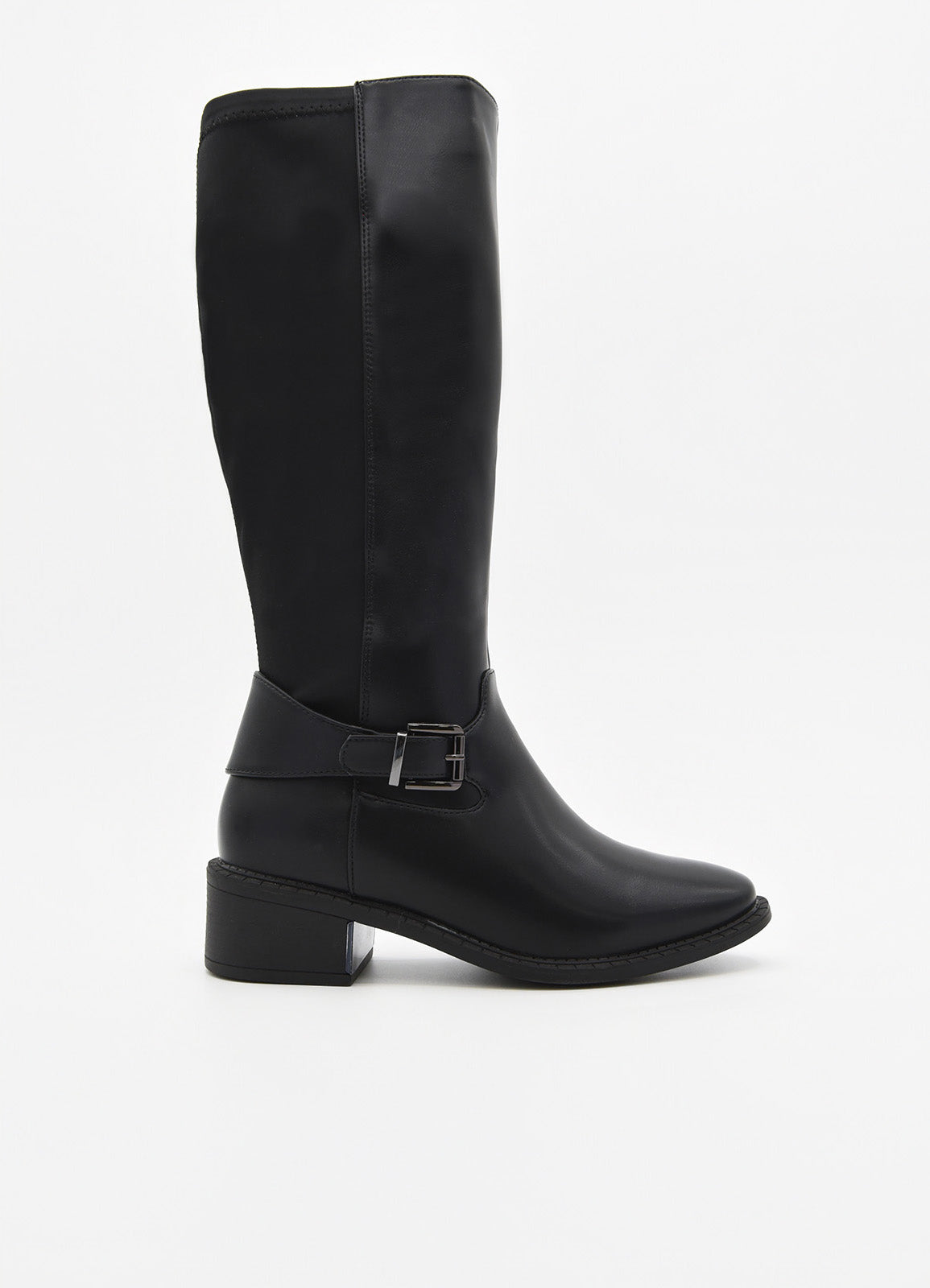 Bota alta negra de caña lisa con hebilla lateral metálica y tacón bajo cuadrado.