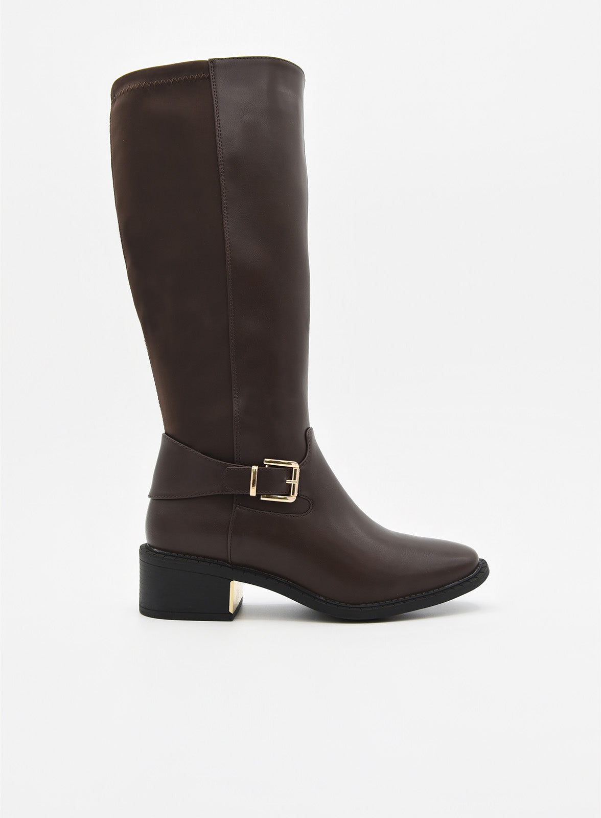 Bota alta marrón con hebilla dorada lateral y tacón bajo cuadrado con detalle metálico.