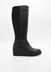 Bota alta negra con cuña y detalle de hebilla