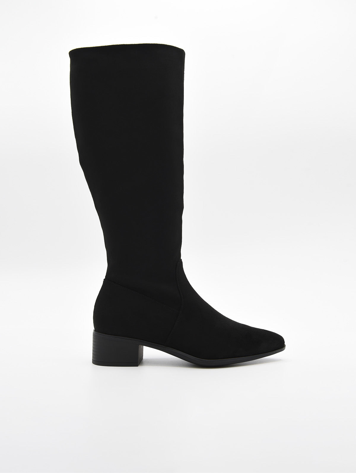 Bota alta de serraje negro con caña lisa, punta fina y tacón bajo cuadrado.