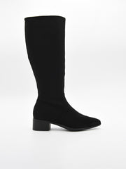 Bota alta de serraje negro con caña lisa, punta fina y tacón bajo cuadrado.