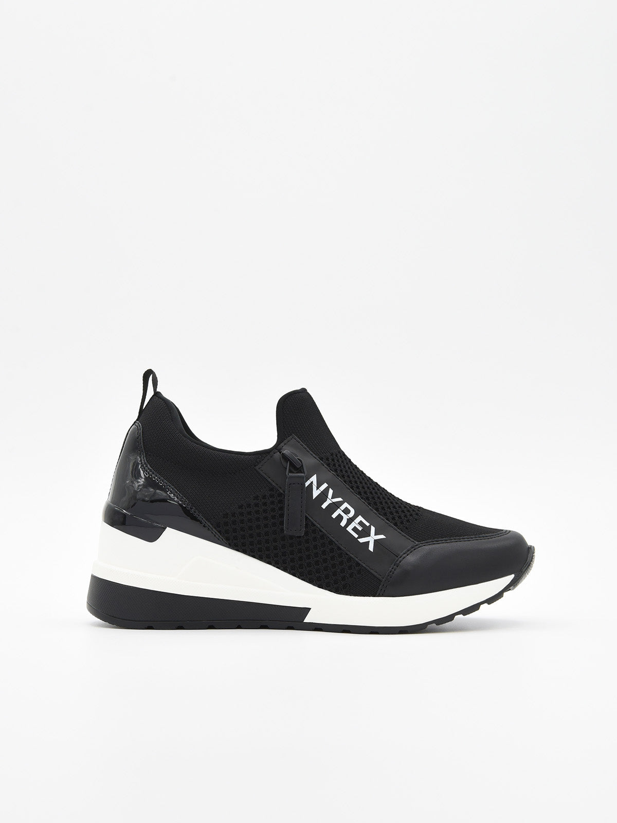 Zapatilla deportiva negra cómoda, transpirable con cuña y diseño elástico.