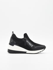 Zapatilla deportiva negra cómoda, transpirable con cuña y diseño elástico.