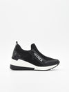 Zapatilla deportiva negra con cuña y malla