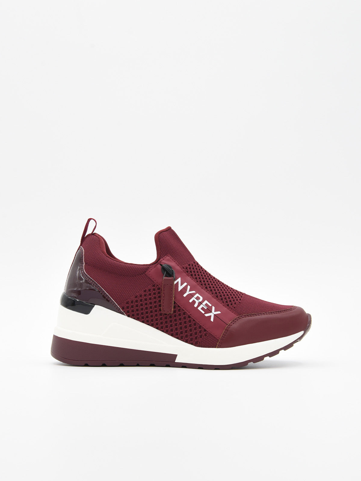 Zapatilla deportiva burdeos cómoda, transpirable, suela cuña y diseño elástico.