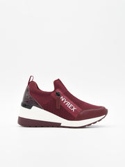 Zapatilla deportiva burdeos cómoda, transpirable, suela cuña y diseño elástico.
