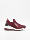 Zapatilla deportiva burdeos con cuña y malla
