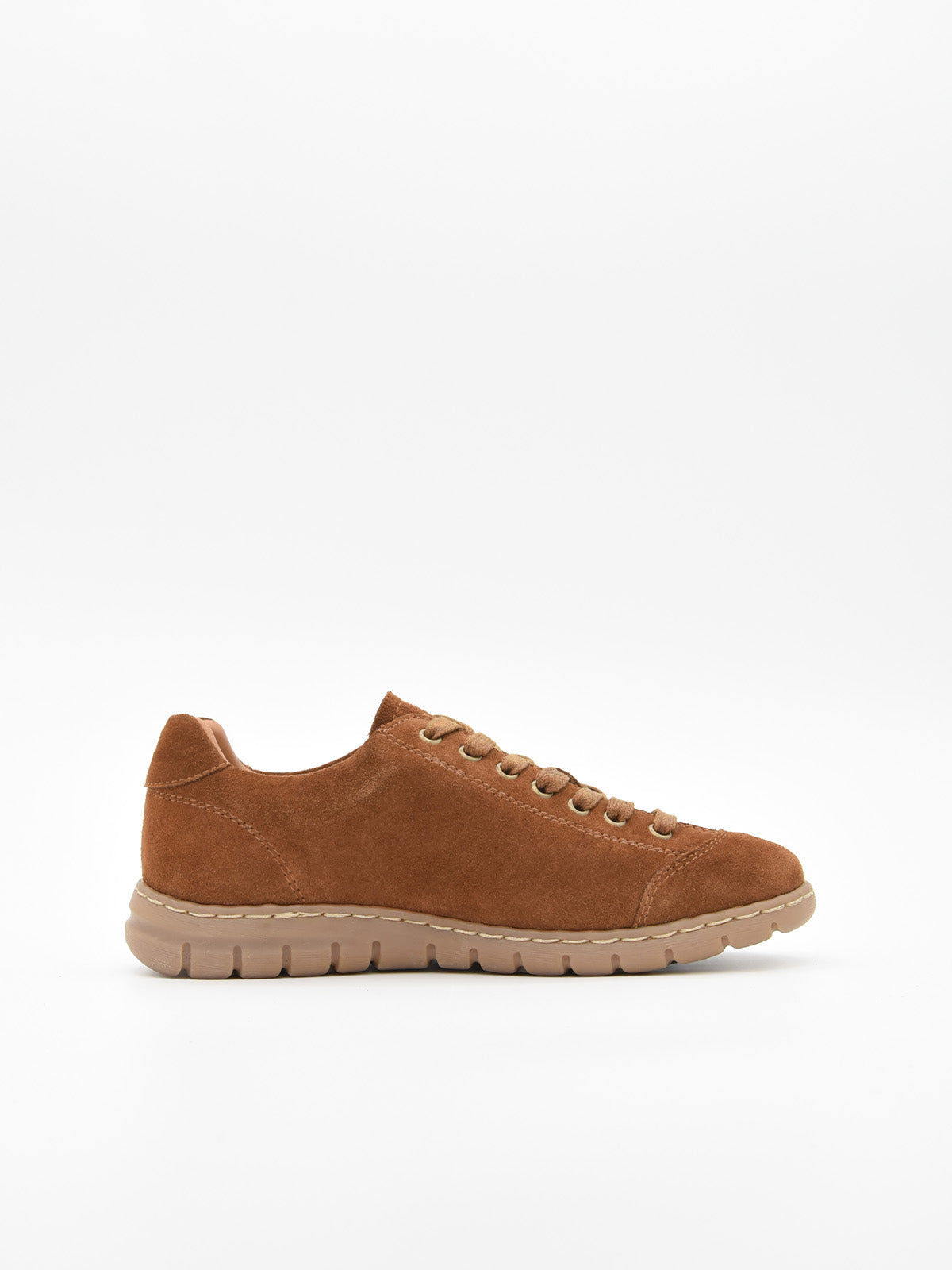 Zapatilla cuero de piel serraje con cordones y suela flexible en tono caramelo.