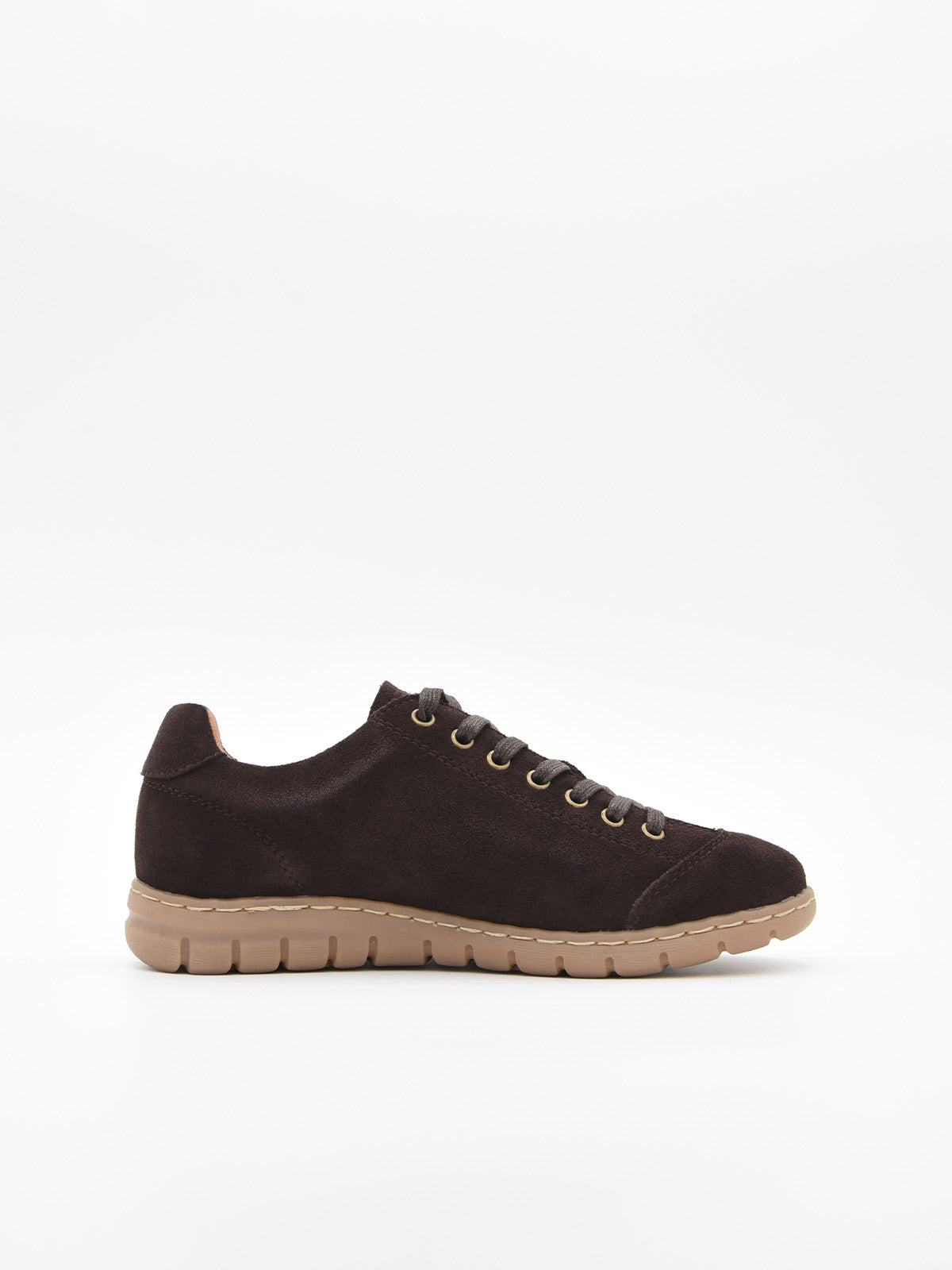 Zapatilla de piel serraje marrón con cordones y suela flexible en tono caramelo.