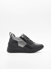 Zapatillas casual negras para mujer con plataforma ergonómica, agujetas y detalles metálicos decorativos en el lateral.