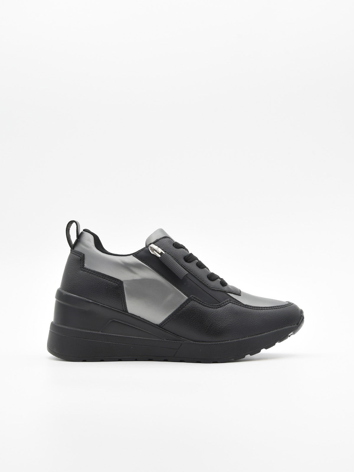 Zapatillas casual negras para mujer con plataforma ergonómica, agujetas y detalles metálicos decorativos en el lateral.