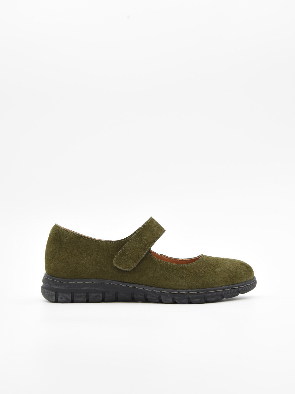 Zapato mercedita verde de piel con suela negra flexible y cómoda.