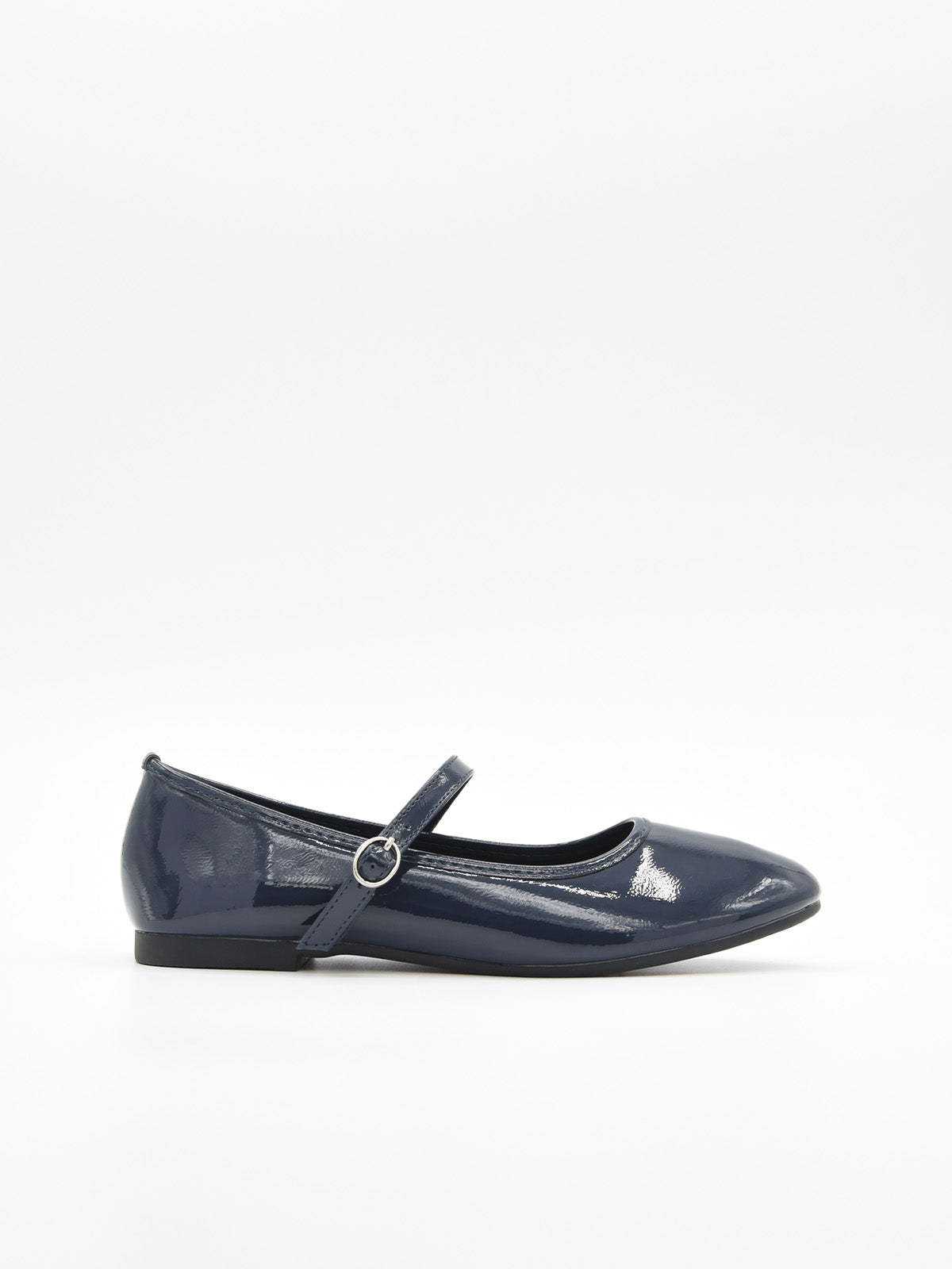 Zapato azul marino charol cómodo, correa ajustable y suela plana.